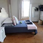 Les Trois Jardins Avec Wifi Et Parking Gratuit 펜션 사흘라 라 카네다