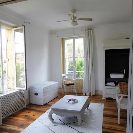 Les Trois Jardins Avec Wifi Et Parking Gratuit Holiday home *
